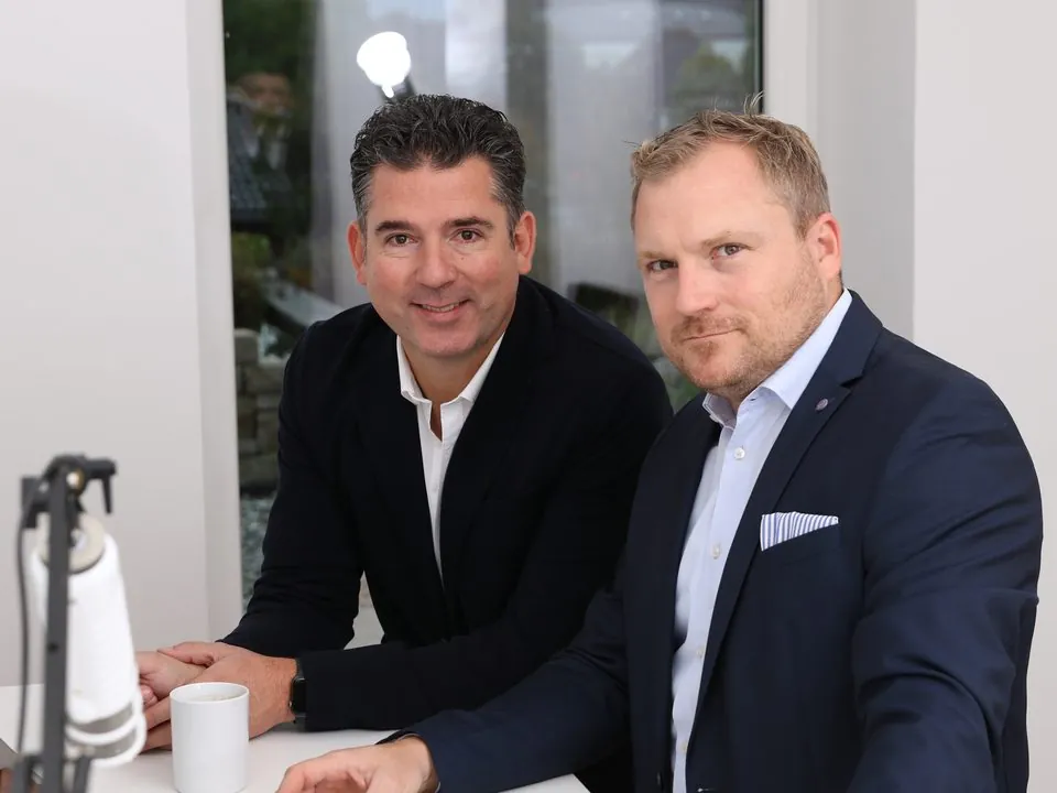 Thomas und Florian Stahl bei der Arbeit am Kundensystem