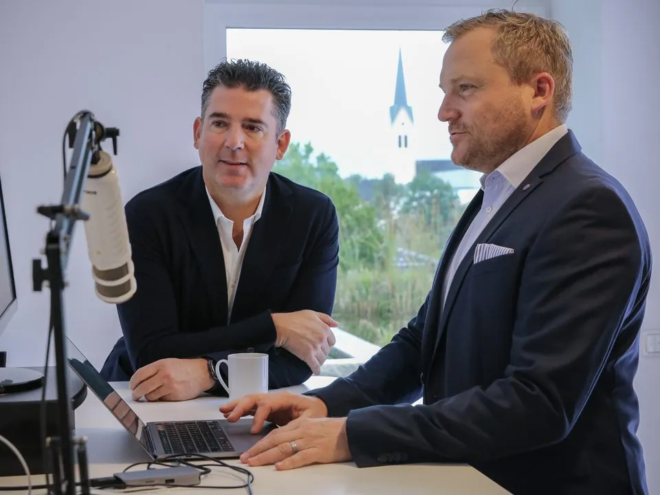 Thomas und Florian Stahl bei einer Systemanpassung am Bildschirm