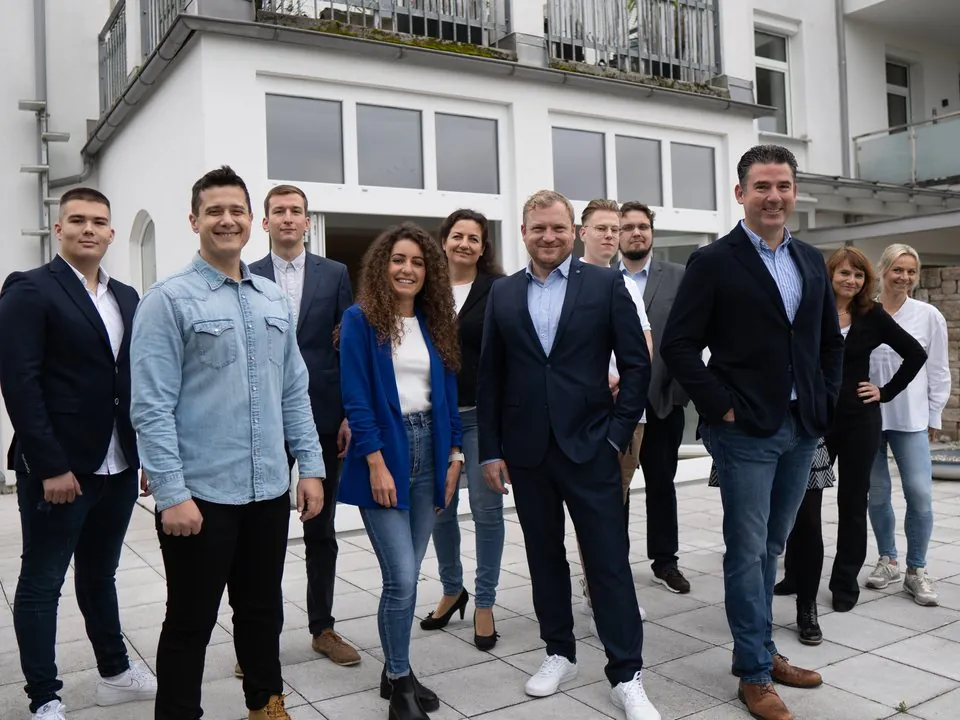 Das Team von IcosMedia vor dem Büro in Kolbermoor